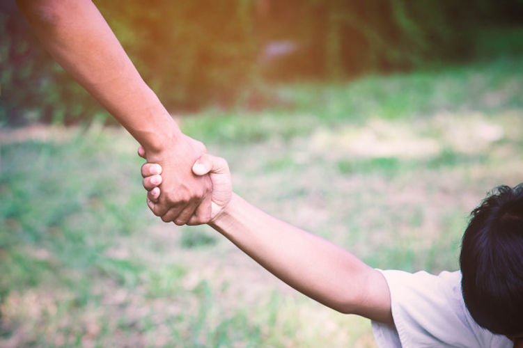 mains-soutiennent-aident-concept-chez-meilleurs-amis_73622-550.jpg