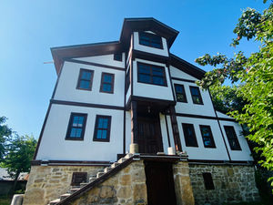 Konuralp evleri, yüzyıllar boyunca Anadolu’da gelişen mimari birikimin özgün bir yansımasıdır. Bu yapılar, hem tarihi dokuyu hem de sosyal hayatın izlerini taşır.