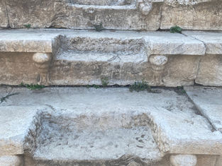 Konuralp Antik Tiyatro'da Aslan Ayağı Figürleri: Sanat, Mitoloji ve İktidar