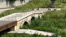Konuralp Roma Köprüsü, üç gözlü kemer sistemi ile inşa edilen köprü, yaklaşık 5 metre genişliğe, 39 metre uzunluğa, 3m. yüksekliğe sahiptir.