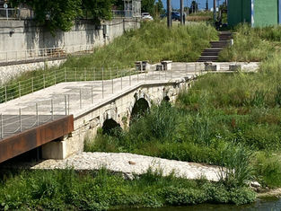 Konuralp Roma Köprüsü, üç gözlü kemer sistemi ile inşa edilen köprü, yaklaşık 5 metre genişliğe, 39 metre uzunluğa, 3m. yüksekliğe sahiptir.