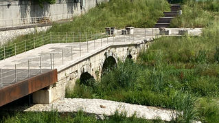 Konuralp Roma Köprüsü, üç gözlü kemer sistemi ile inşa edilen köprü, yaklaşık 5 metre genişliğe, 39 metre uzunluğa, 3m. yüksekliğe sahiptir.