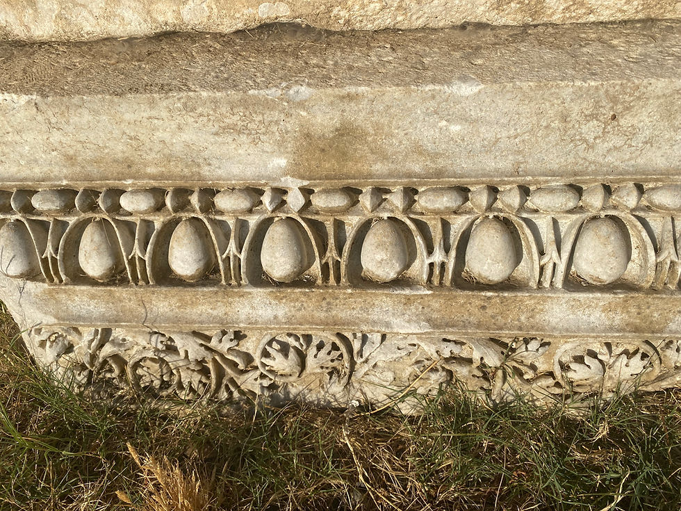 Yaşam ve Ölümün Süslemesi: Yumurta ve Ok Motifi
