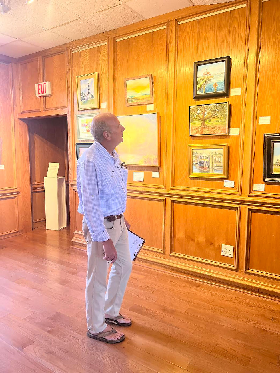 Award-winning plein air artist Fen Rasco judging the exhibit.