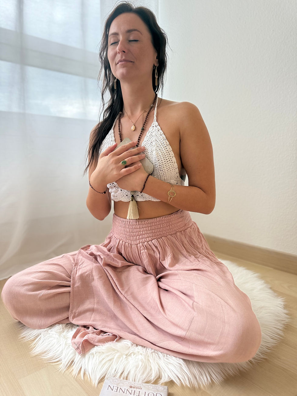 Sabrina Nocera in einem inneren Schönheitsritual – Augen geschlossen, Hand am Herzen, feminine Ruhe