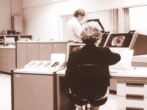 Eine Frau sitzt im Büro und arbeitet.