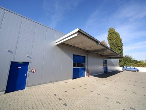 Eine neue Logistikhalle von außen bei Sonnenschein.