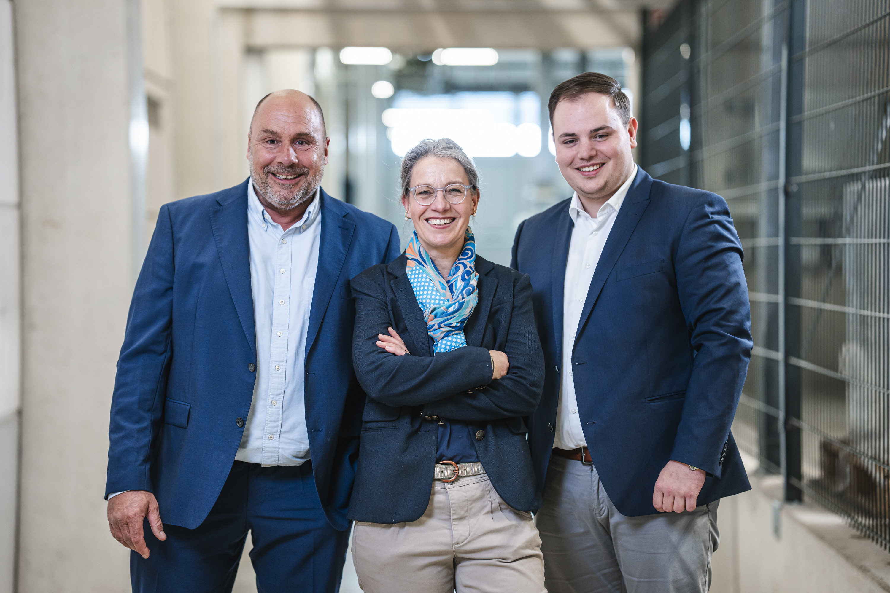 von links: Lutz Geilenkirchen, Ann Becker, geb. Geilenkirchen und Max Geilenkirchen. Alle lächeln und tragen einen Anzug.