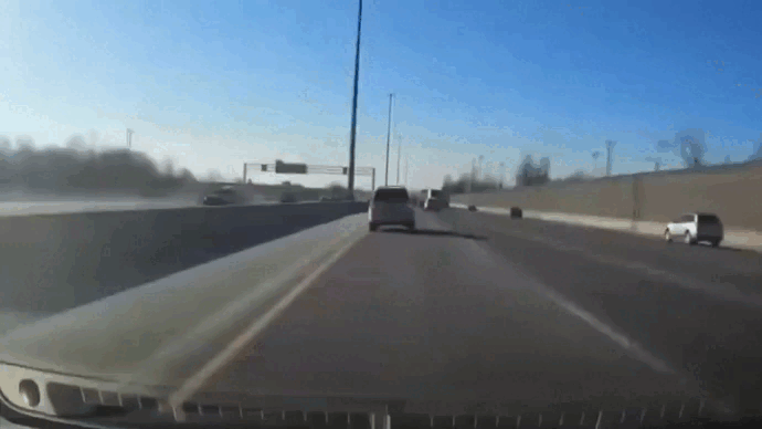 Roue de camion percute une voiture 