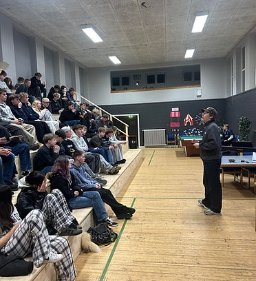 Frederik Vestbjerg holder foredrag om nikotin på efterskole
