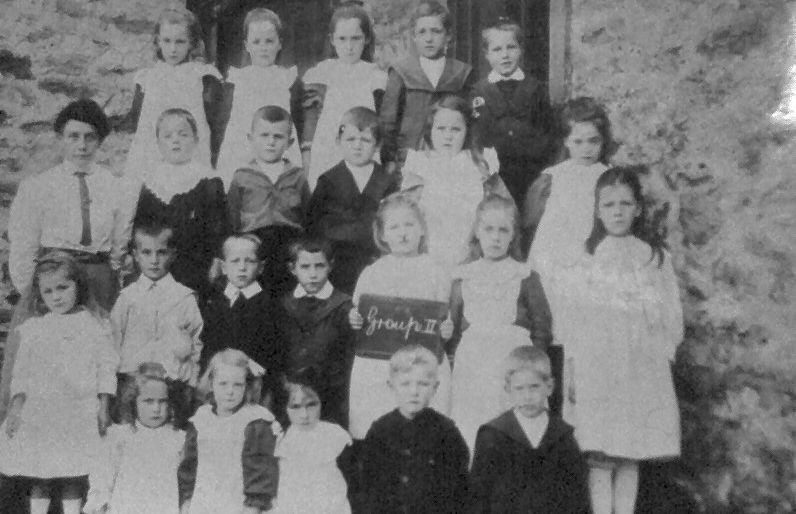 Mrs Mason and Cross Lanes pupils, 1908-9