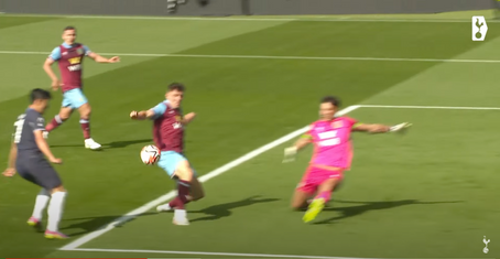 “세게 차지 않은 공”