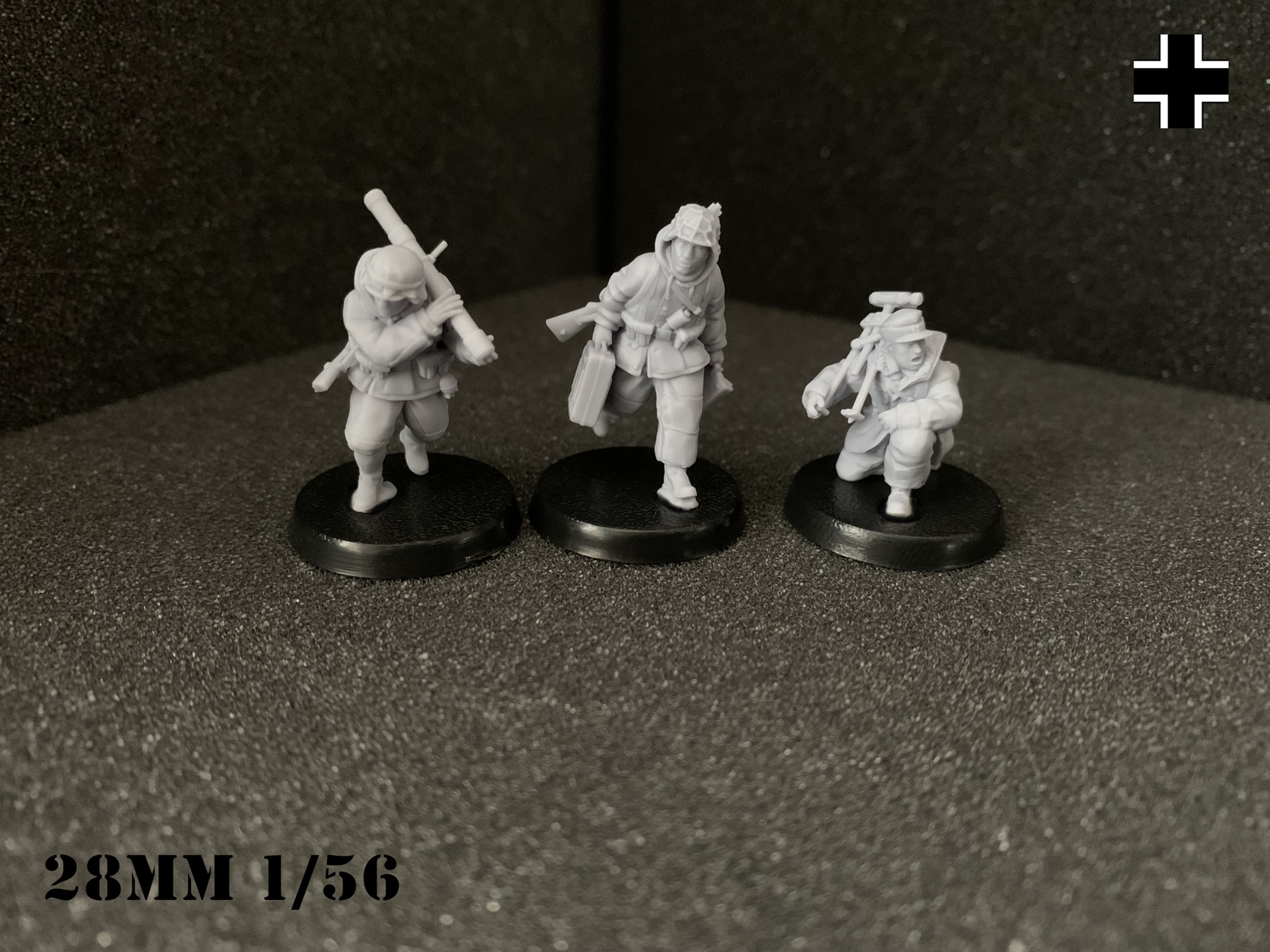 German Winter 8cm Granatenwerfer Team in redeployment