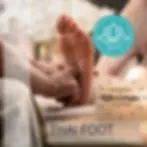 Operatrice Tyarè che esegue un massaggio di riflessologia plantare su un piede, con pressioni manuali e digitopressione