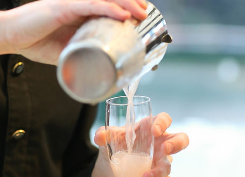 bartender-prepare-cocktail
