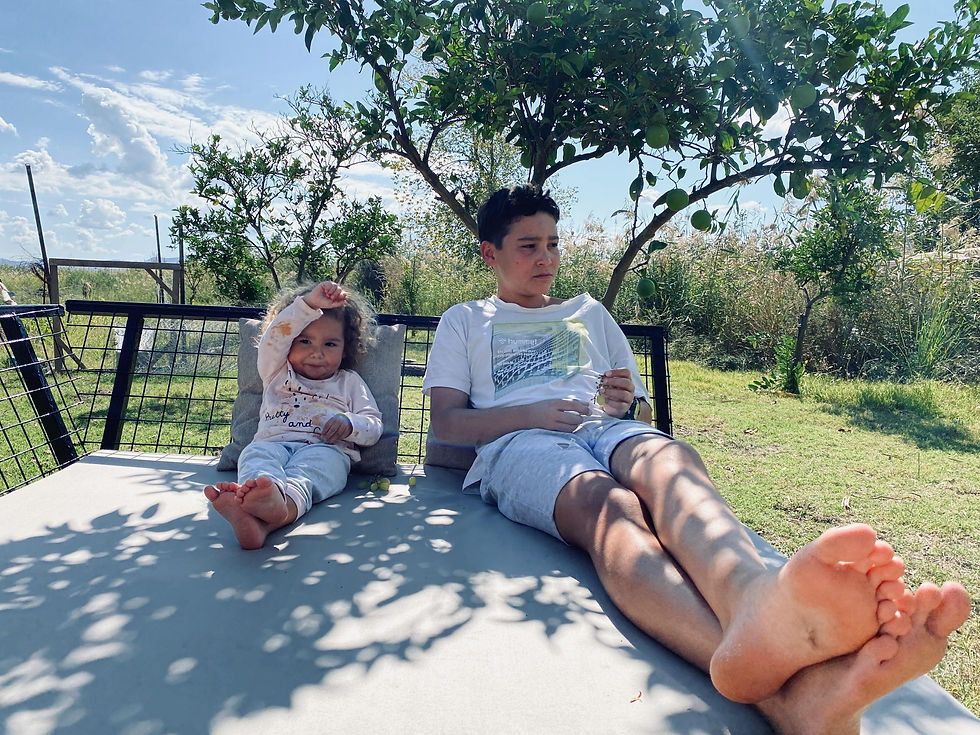 Ben güneş gelmesin diye yüzümü kapatırken Merin.