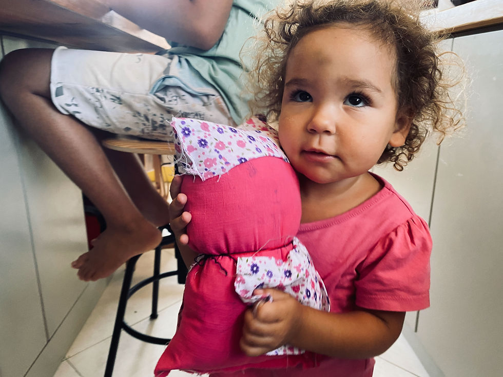 Serin, Merin'in karakterine elbise dikmiş.