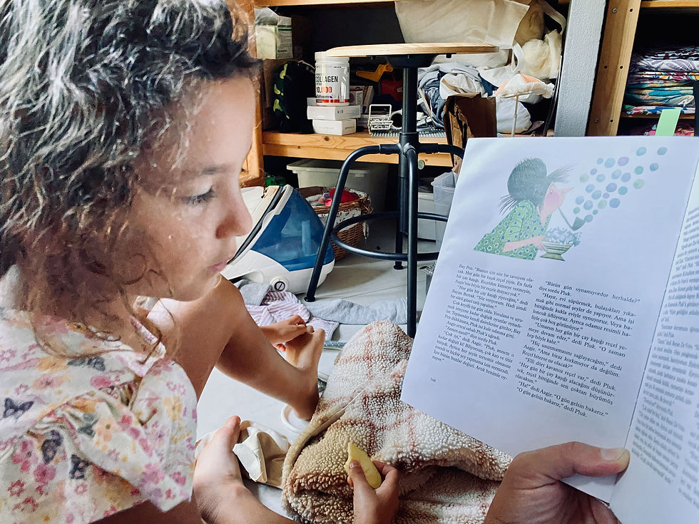 Pluk okurken. Biraz ben, biraz Serin okuyoruz.