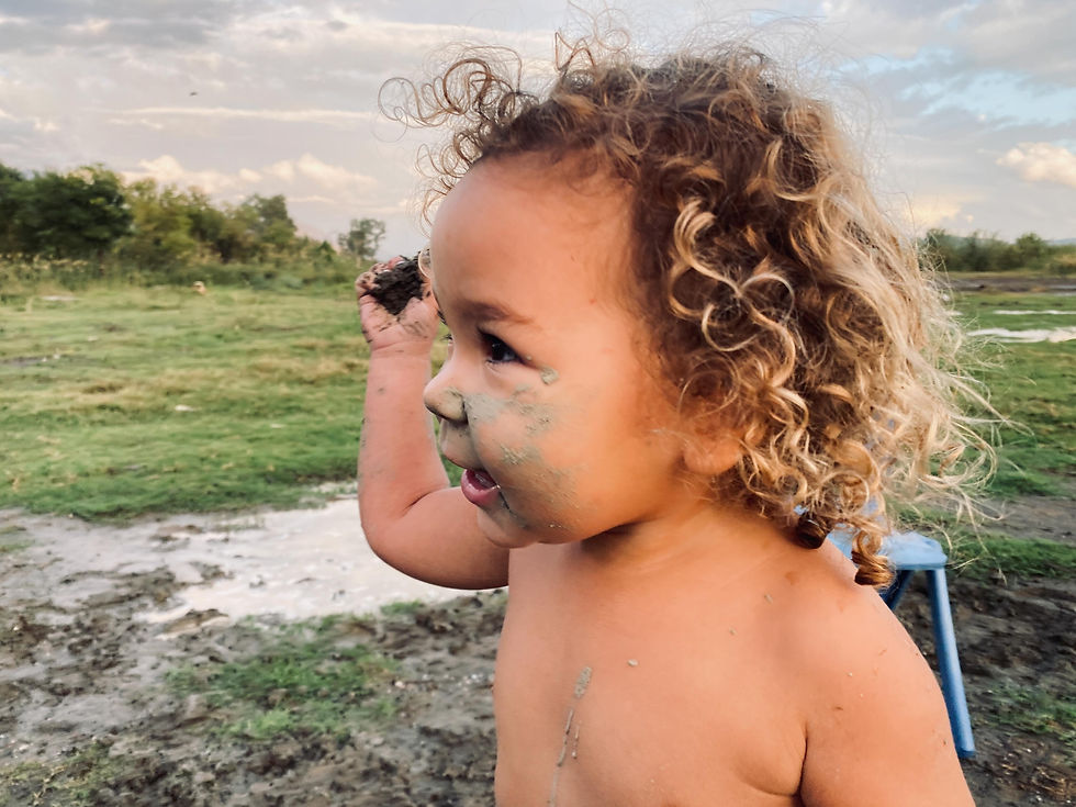 Çocuklar çamur savaşı yapmış.