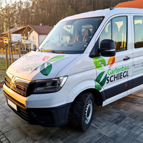 MAN Fahrzeug mit bunter Beklebung im Design Gartenbau Schiegl mit 3 Blättern