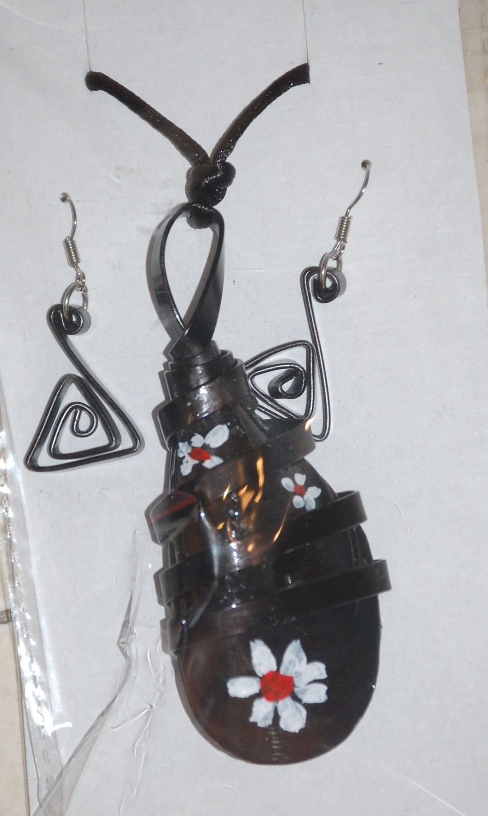 conjunto de pendientes y colgante
