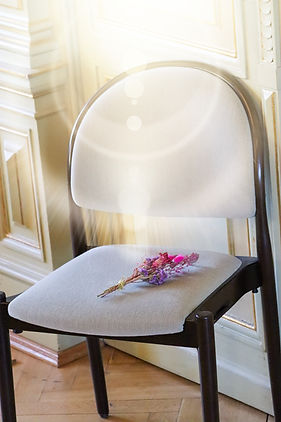 leerer Stuhl mit Blumen