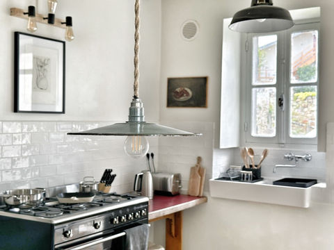 Free stainding kitchen with new smeg oven and butlers sink