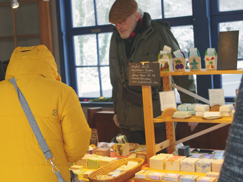 Weihnachtsstoffe Stand Stand mit Seifen beim Adventszauber des Bürgerzentrums Waldschänke Hellerau e.V.