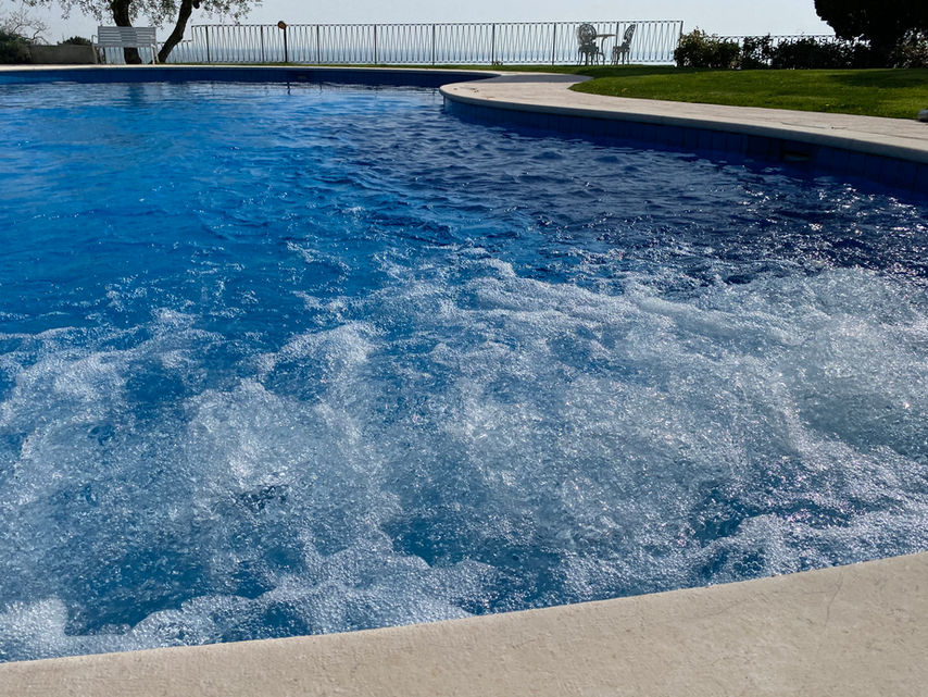 Rendi unica la tua piscina con dettagli di design e comfort: idromassaggi per sciogliere le tensioni, massaggi d’aria per rilassarti tra le bolle, rivestimenti effetto pietra e accessori in acciaio inox che creano spettacolari giochi di luce mentre ti godi l’acqua o il bordo vasca.