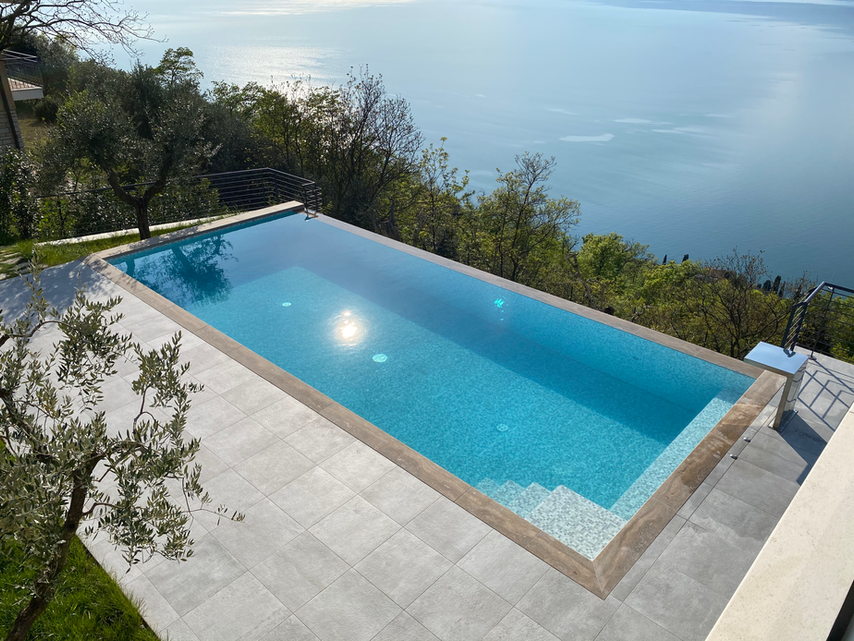 Realizziamo piscine su misura per privati, residence, strutture ricettive e pubbliche. Siamo specializzati in piscine in cemento armato, pannelli d’acciaio e casseri in EPS. Progettiamo anche soluzioni più semplici, sempre con attenzione a solidità, durabilità, normative aggiornate e innovazioni di mercato.