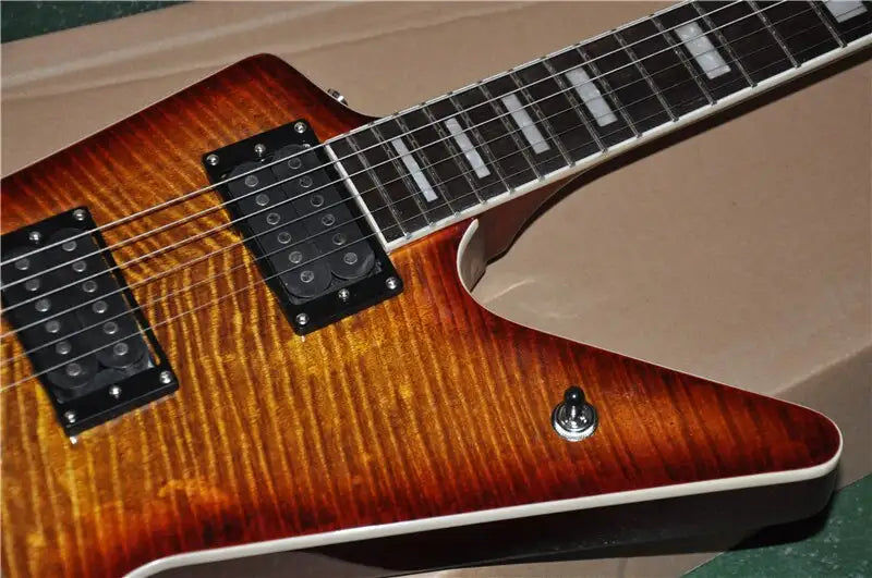 Miniaturebillede: De stock, style classique, guitare 6 cordes personnalisée, placage d'érable flam