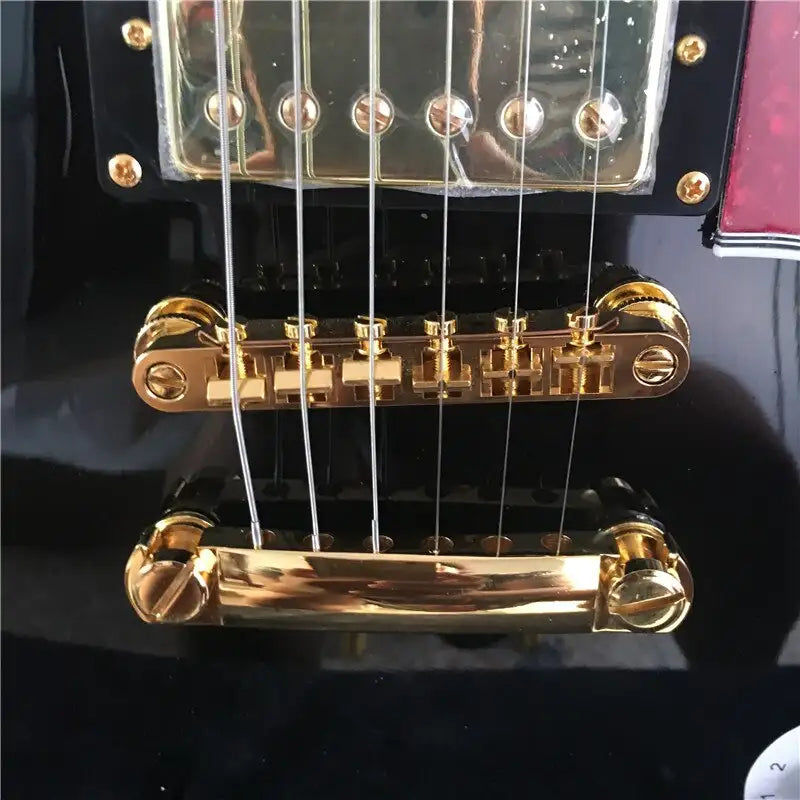 Μικρογραφία: Guitare électrique black jazz, avec micro doré, bouclier de perles rouges, servi