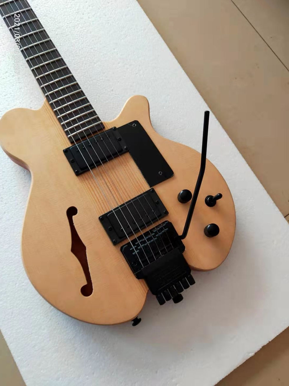 Pikkukuva: 2023 New 6-string headless electric guitar
