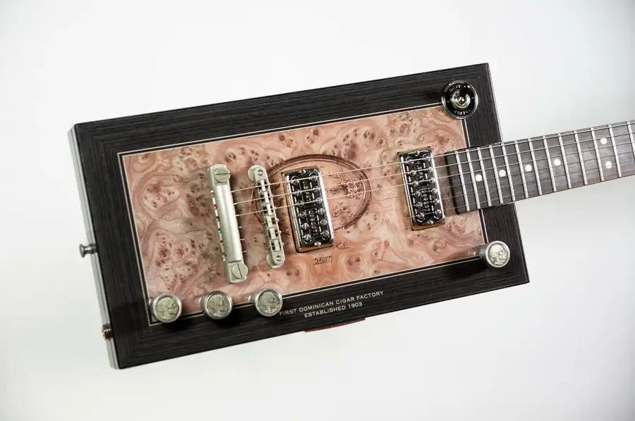 Thumbnail: Guitare cigar box guitare avec Gretsch Filtertron pickups- afficher le titre d'o