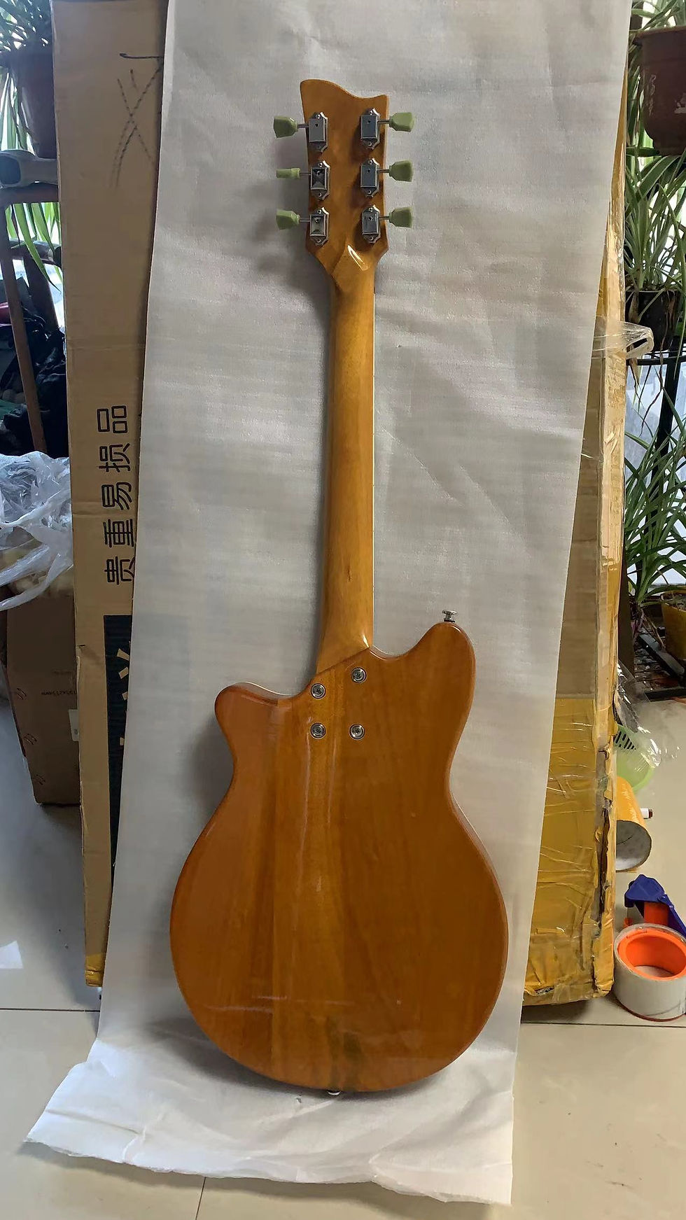 Miniaturebillede: high-end 6-string electric guitar