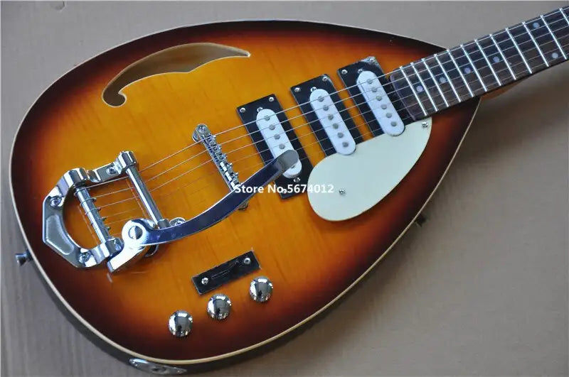 Miniaturebillede: De guitare électrique rouge \ bois avec corps ovale semi-creux, pick-up SSS, man