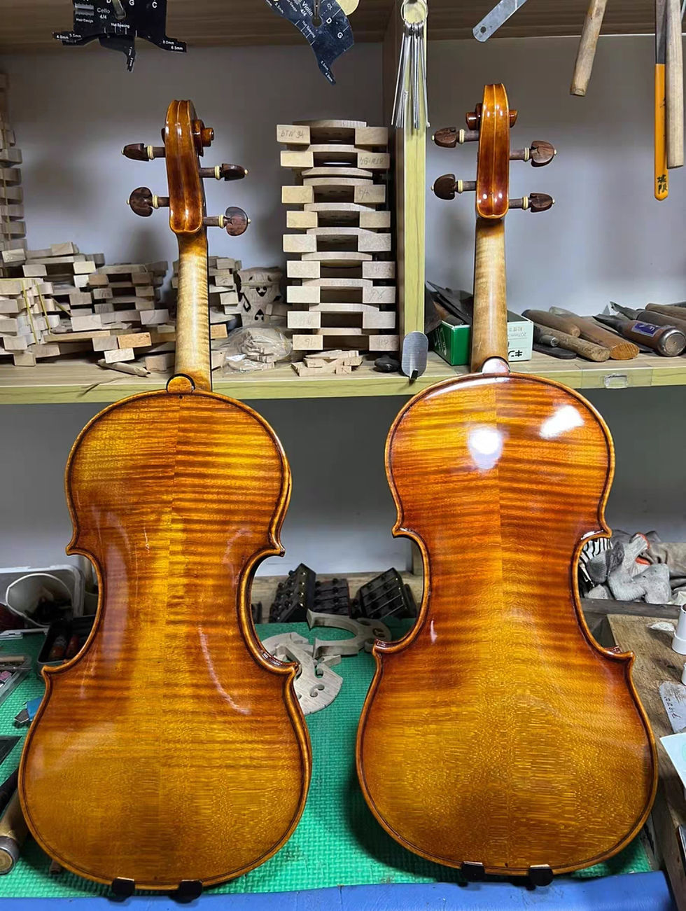 Miniatura: Professional violinist  Violin 4/4 Bohemia maple Antonio Stradivarius 