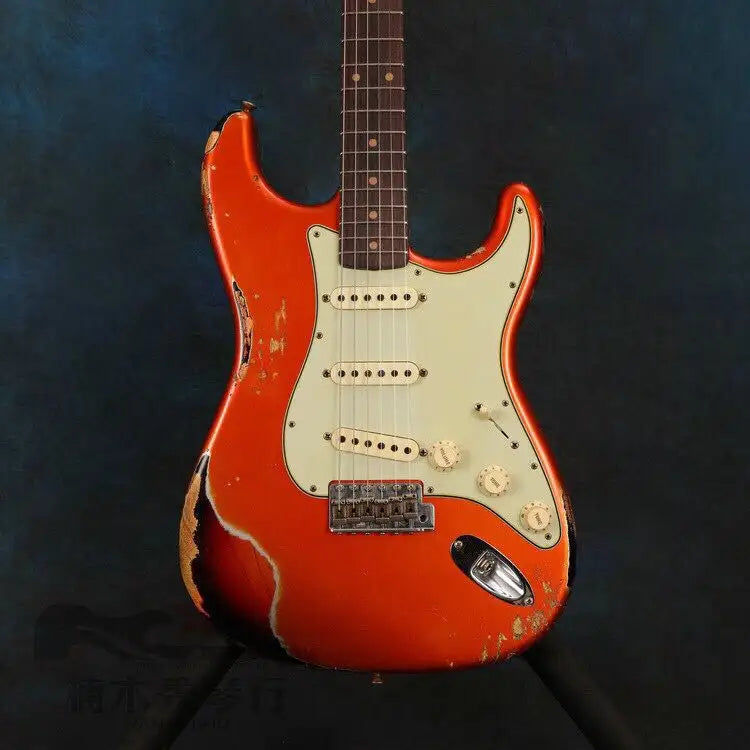 Thumbnail: Guitare électrique chaude en couleur rouge guitare vieillie, reliques à la main.