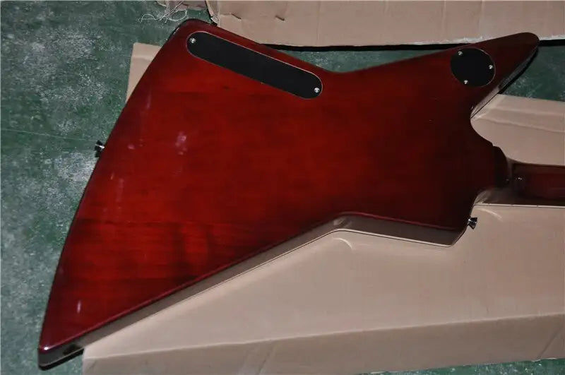 Miniaturebillede: De stock, style classique, guitare 6 cordes personnalisée, placage d'érable flam