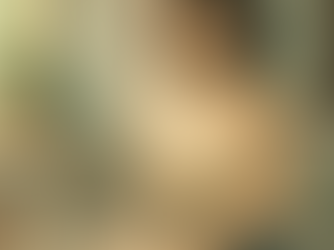 Banheiro iluminado com perfumes, cremes e memórias, com água escorrendo da torneira e luz suave.