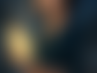 Mulher de cabelos castanhos segurando um papiro sob um céu estrelado, rodeada por notas musicais e constelações douradas, simbolizando a conexão entre arte, escrita e espiritualidade.