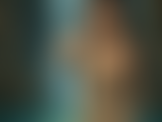 Ilustração em estilo poético de uma mulher de cabelos longos em um lago de águas claras, cercada por montanhas e uma cascata ao fundo, com peixes coloridos nadando ao redor. A cena transmite serenidade, autoconhecimento e o simbolismo da travessia interior.