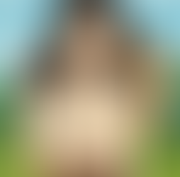 Ilustração em estilo anime de uma jovem de cabelos longos, olhos fechados e expressão serena, em pé diante de uma pequena casa com porta azul, sob um céu claro e ensolarado, transmitindo calma e autodescoberta. Criada por Angela Ponsi para o conto "A Casa da Porta Azul".