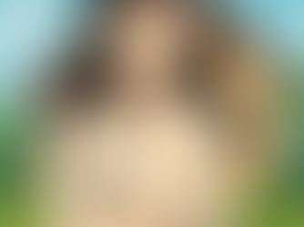 Ilustração em estilo anime de uma jovem de cabelos longos, olhos fechados e expressão serena, em pé diante de uma pequena casa com porta azul, sob um céu claro e ensolarado, transmitindo calma e autodescoberta. Criada por Angela Ponsi para o conto "A Casa da Porta Azul".