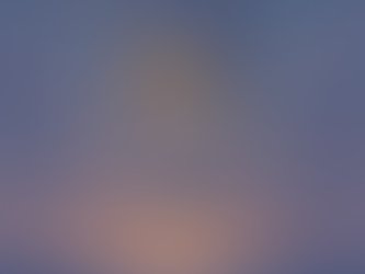 Espelho cósmico com olho central flutuando sobre o mar ao pôr do sol.