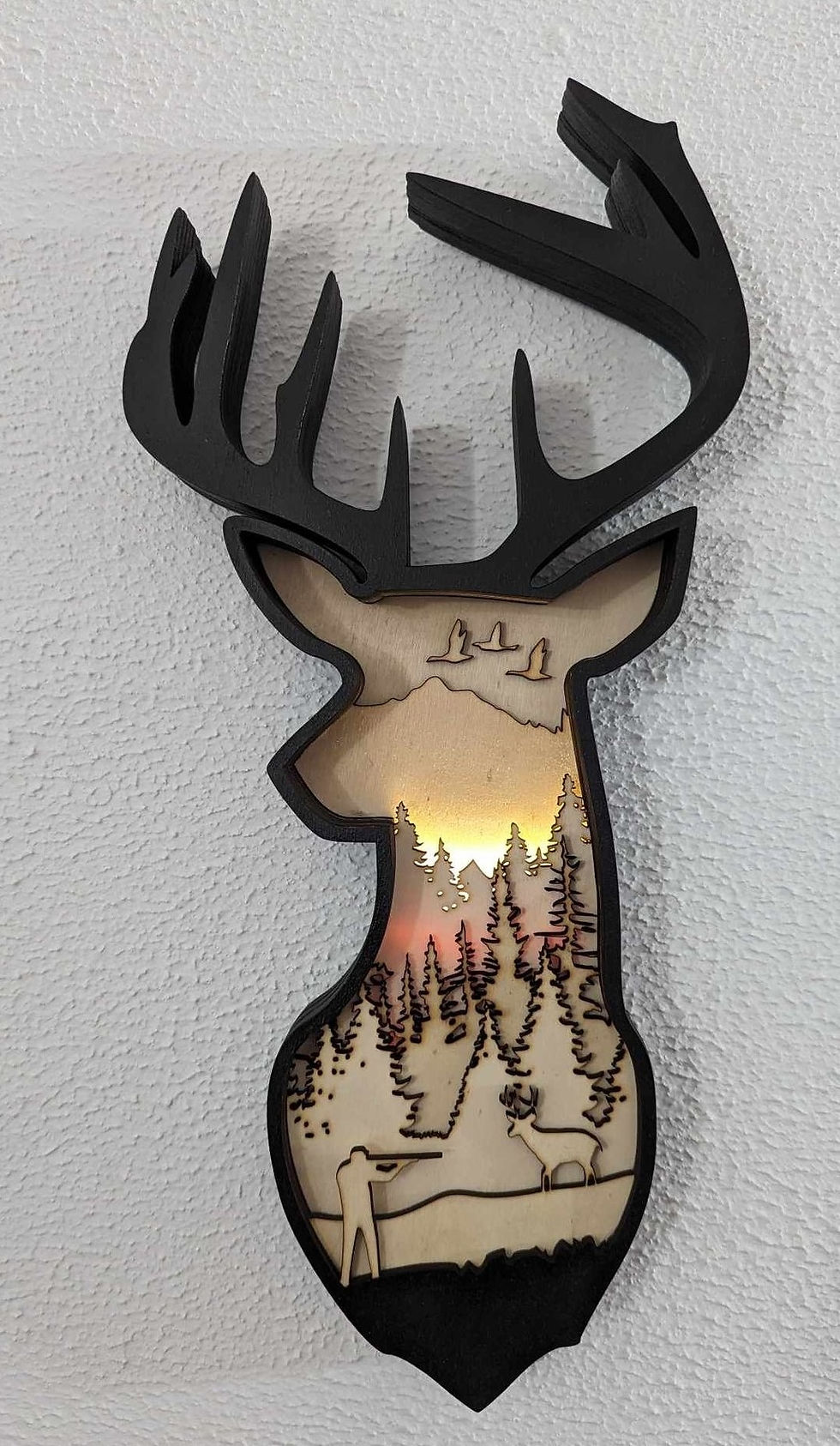 Miniaturbild: Holzbild Hirsch mit LED Beleuchtung als Jagd Wanddeko aus mehrschichtigem Holz.