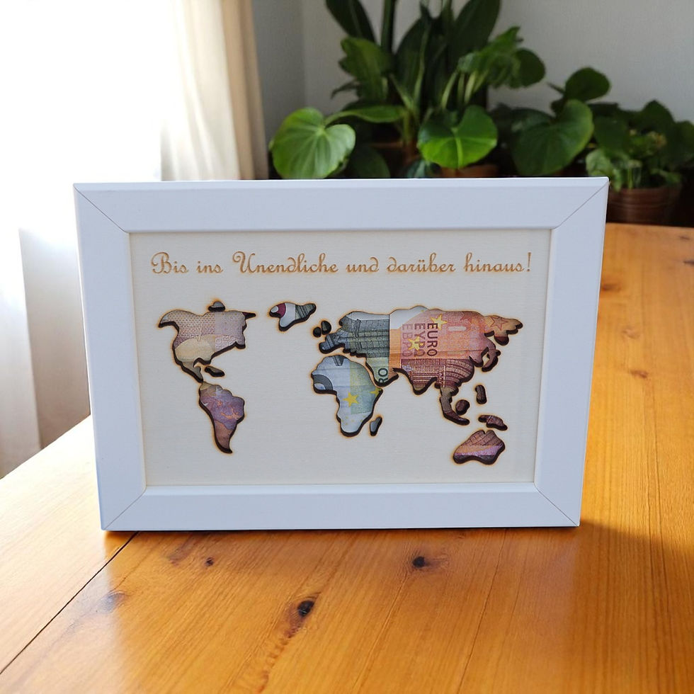 Geldgeschenk Weltreise Bilderrahmen mit Weltkartenmotiv und eingelegten Geldscheinen.