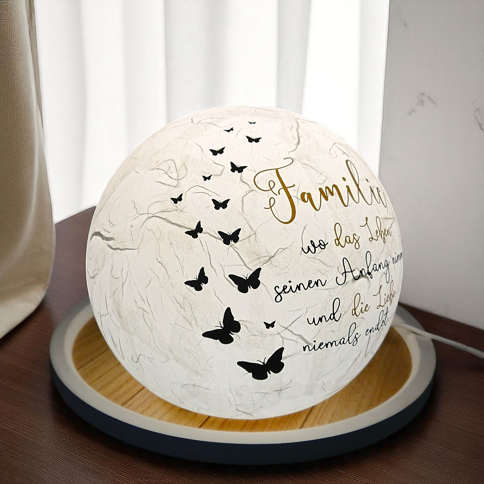 Miniaturbild: Personalisierte Leuchtkugel Familie aus echtem Glas im Marmorstyle mit Spruch und Schmetterlingsmotiv auf Holzsockel