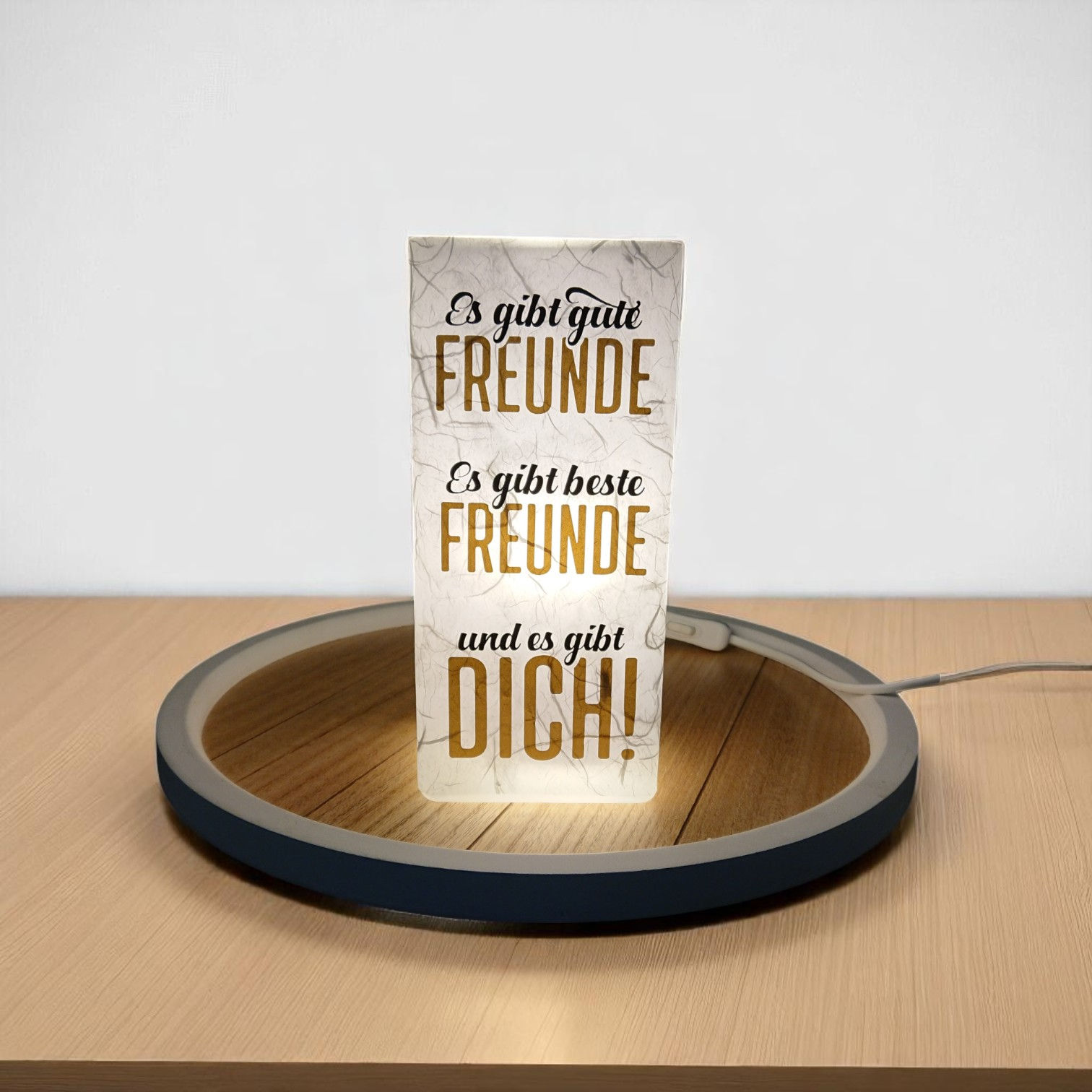 Personalisierte Leuchtsäule aus Glas mit Spruch „Es gibt gute Freunde, es gibt beste Freunde und es gibt dich“