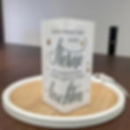Personalisierte Leuchtsäule aus Glas mit Spruch „Erinnerungen sind kleine Sterne“, marmoriertes Design